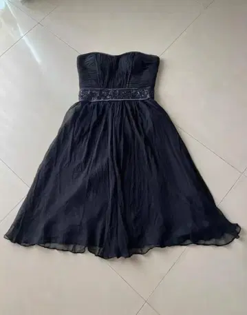 스트랩리스 블랙 쉬폰 A라인 드레스