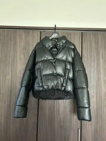ZARA 블랙 다운 자켓 인조 가죽