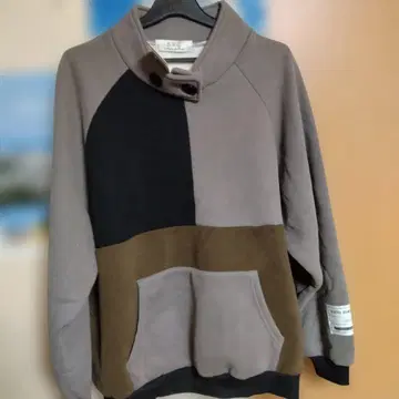 B.R.G. 패치워크 하이넥 상의