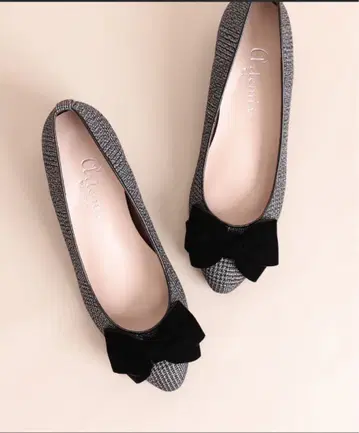 아르테미스 바이 다이아나 리본 모티브 라운드토 펌프스