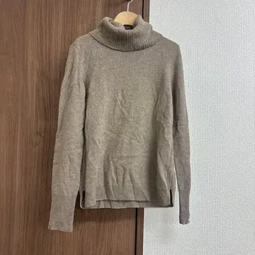 브라운 터틀넥 니트 긴팔