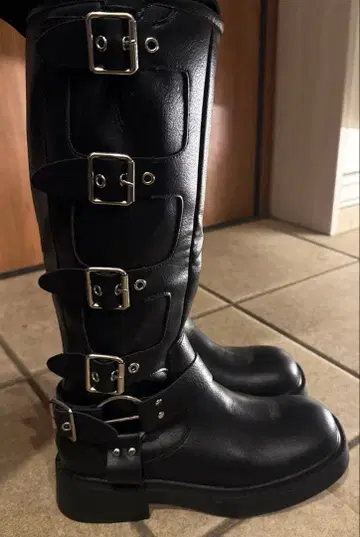 버클 달린 블랙 엔지니어 부츠