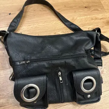 블랙 숄더백 프론트 포켓 부착