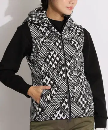 체크 무늬 후드 부착 다운 베스트