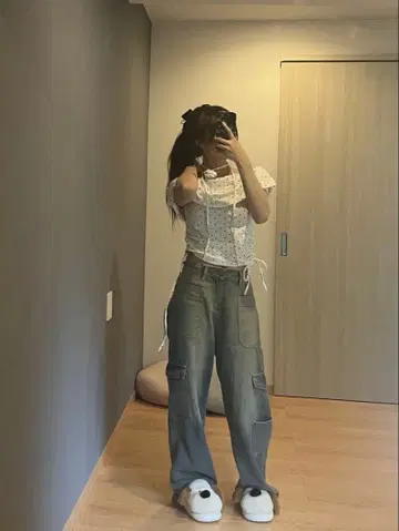 오프숄더 도트 무늬 셔츠