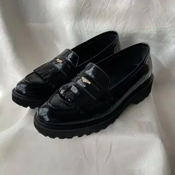 HIMIKO 트랙 밑창 코인 로퍼 에나멜 23.5 통굽