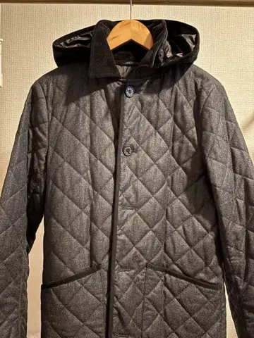 다크 그레이 퀼팅 자켓 후드 부착