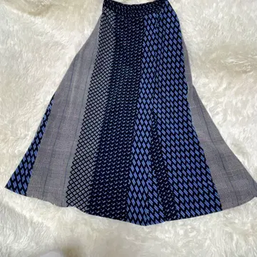 UNITED ARROWS 기하학 패턴 블루 계열 플레어 롱 스커트 38