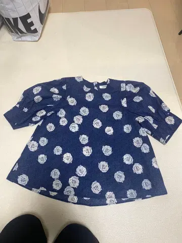 INGEBORG 네이비 꽃무늬 오부 소매 상의