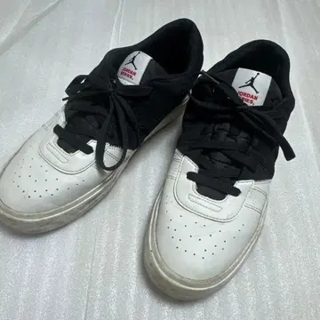 조던 시리즈 화이트/블랙 스니커즈
