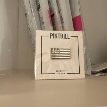 PINTRILL 미국 국기 LV 로고 핀 배지