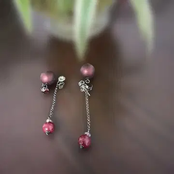 빨간색과 와인 컬러 비즈의 롱 귀걸이