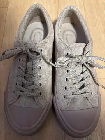 베이지 스웨이드 캐주얼 스니커즈 UNIQLO