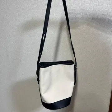 화이트와 블랙의 숄더백