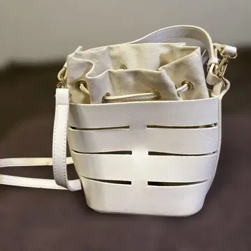 화이트 스트라이프 디자인 숄더백