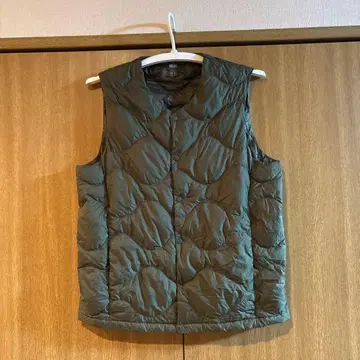 유니클로 울트라 라이트 다운 웨이브 퀼트 다운 베스트 카키 M