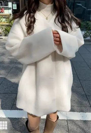 화이트 오버 사이즈 체스터 코트