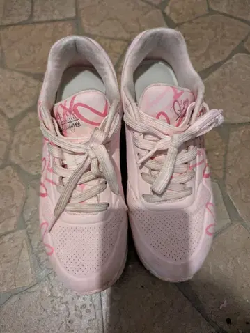 스케쳐스 하트 무늬 스니커즈