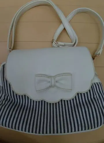 리본 포함 화이트 숄더백
