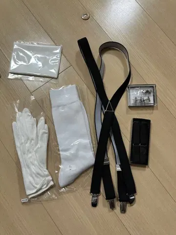 턱시도 스타일 화이트 셔츠와 잡화 세트