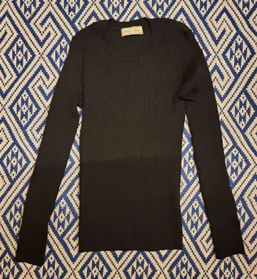 리브 블랙 긴팔 스웨터