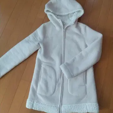 유니클로 무스탕 아이보리 보아 안감 코트 M 사이즈