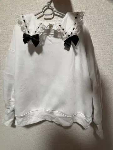 레이스 달린 옷깃의 화이트 상의 Secrethoney