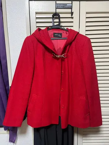 레드 빨간색 후드 부착 코트