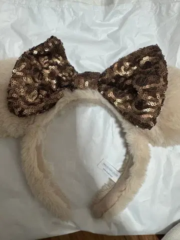 베이지색 퍼 달린 머리띠