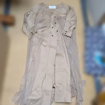 베이지 버튼 포함 롱 코트