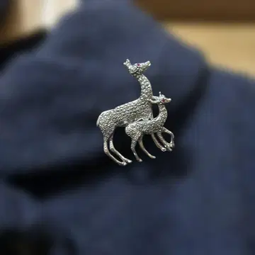 실버 모자 사슴 브로치