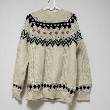 아이보리 꽃무늬 비즈 장식 긴팔 니트 스웨터