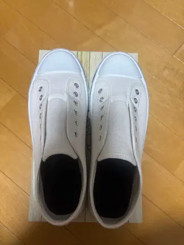 화이트 슬립온 스니커즈