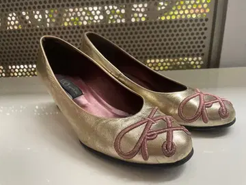 OTA 골드 리본 장식 웨지힐 펌프스