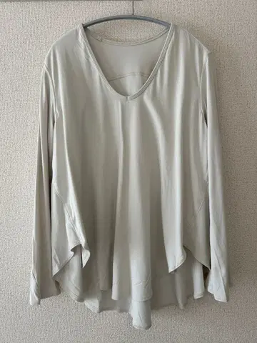 룰루레몬 누루 라이트 베이지 V넥 긴팔