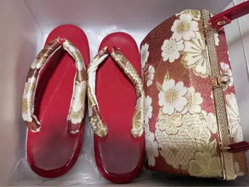 빨간색 꽃무늬 일본 나막신과 백 세트