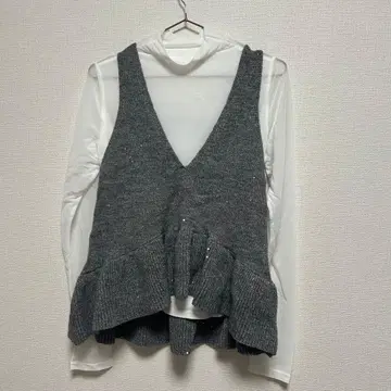 그레이 V넥 니트 상의 프릴