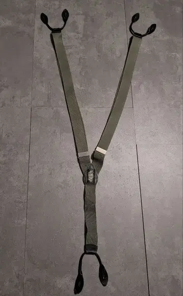 Black sign 서스펜더