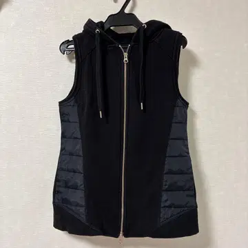 파시오네 PASSIONE 후드 부착 블랙 베스트