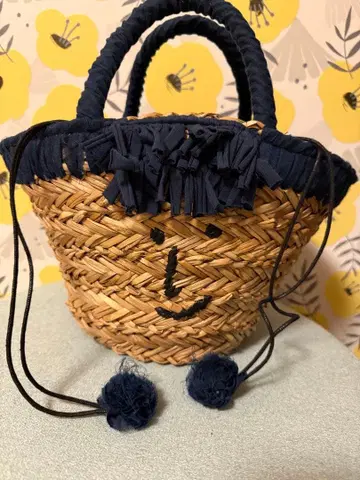 귀여운 페이스 디자인의 바스켓백