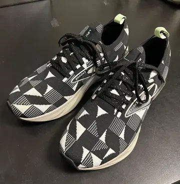 Brooks Levitate Stealth-Fit 러닝화