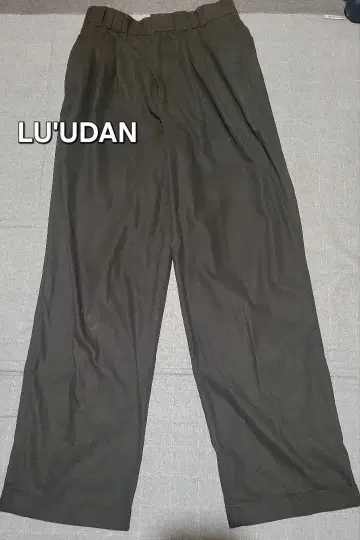 LU'UDAN 루단 투 턱 슬랙스 블랙