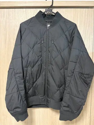 유니클로 화이트 마운티니어링 리사이클 하이브리드 다운 L 사이즈