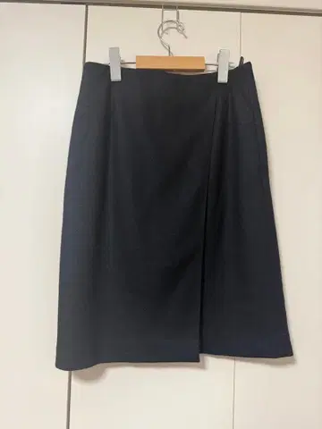 유나이티드 애로우즈 울 100% 무릎 기장 랩스커트 블랙