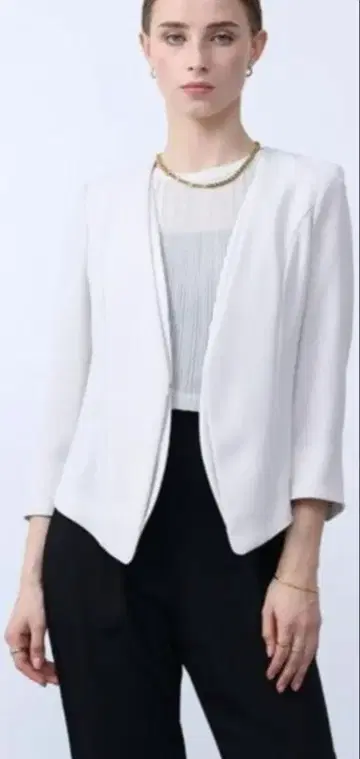 Aga 레이어드 라인 숏 자켓 베이지