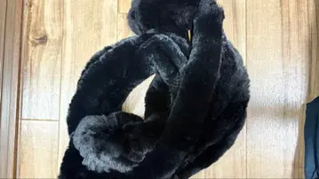 NEISHA CROSLAND 블랙 퍼 넥워머