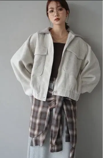 울 터치 옷깃 리브 스텐 칼라 숏코트 오트밀/lumier 같은 형태