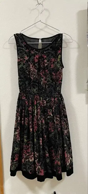 로이스크레용 블랙과 핑크 꽃무늬 슬리브리스 드레스