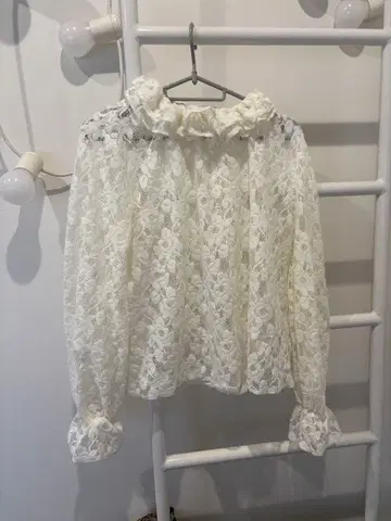 Ray BEAMS 화이트 레이스 프릴 셔츠