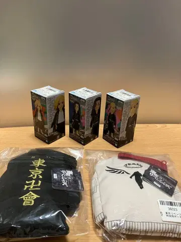 도쿄 리벤저스 피규어 3개와 특공복 파우치 2개